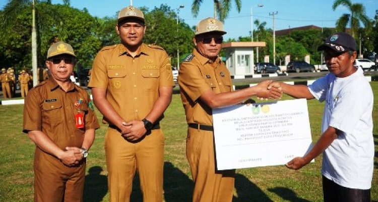 Wali Kota Prabumulih Serahkan Bantuan Alsintan dan Program TJSL PLN untuk Petani