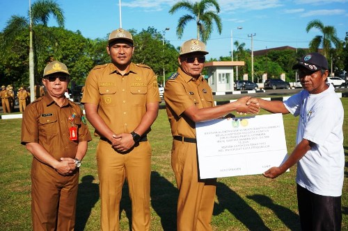 Wali Kota Prabumulih Serahkan Bantuan Alsintan dan Program TJSL PLN untuk Petani