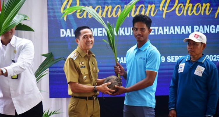 Tanam Bibit Pohon Kelapa Serentak, Ratu Dewa Sukseskan Program Nasional