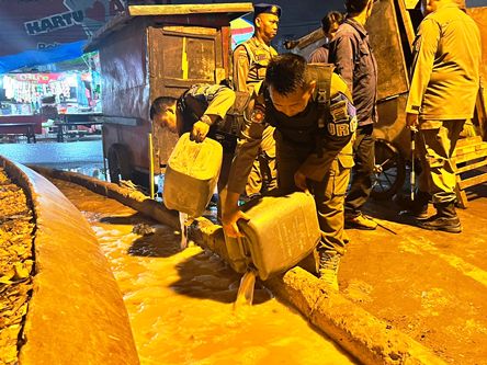 Operasi Gabungan Satpol PP dan Polrestabes Tertibkan Pengamen dan Penjual Miras Ilegal di Palembang