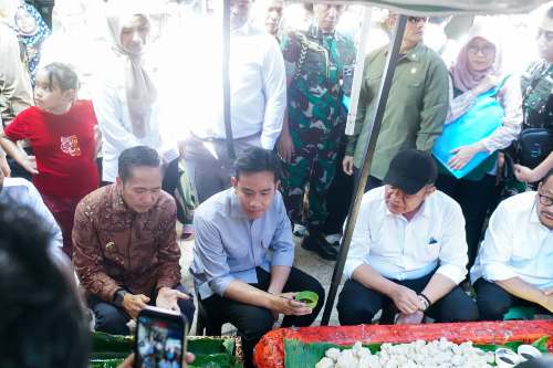 Nikmati Pempek Tumpah di Pasar 16 Ilir Palembang, Wapres Gibran: "Enak"
