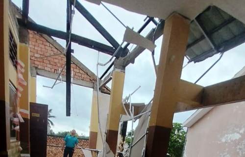 Atap SMP Negeri 39 Palembang Ambruk