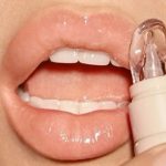 Udah Rajin Pakai Lip Balm Tapi Bibir Masih Kering? Ini Penyebabnya dan Solusinya