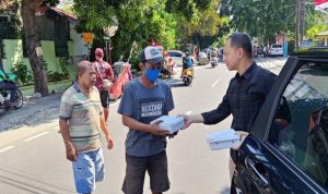 BRI Branch Office Rawamangun Gelar Kegiatan “Jumat Berkah” dengan Membagikan Makanan untuk Masyarakat Sekitar. Foto: viralsumsel.com