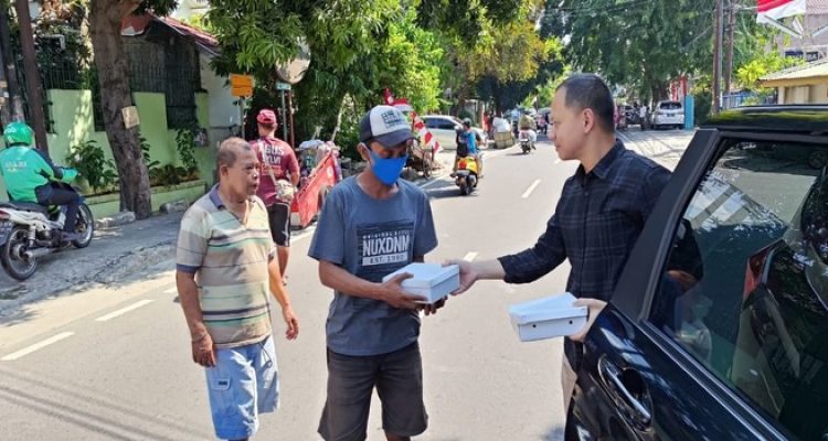 BRI Branch Office Rawamangun Gelar Kegiatan “Jumat Berkah” dengan Membagikan Makanan untuk Masyarakat Sekitar. Foto: viralsumsel.com