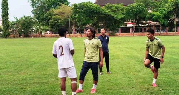 Budi Sudarsono Tekankan Kekompakan Tim Sriwijaya FC Lewat Tradisi Makan Bersama