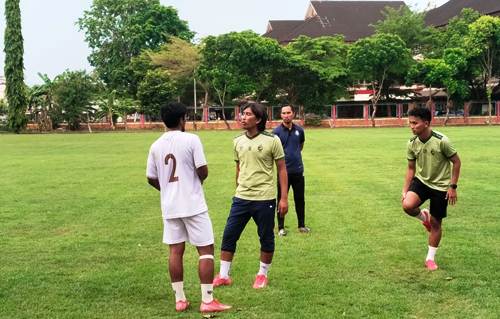 Budi Sudarsono Tekankan Kekompakan Tim Sriwijaya FC Lewat Tradisi Makan Bersama