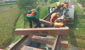 KAI Daop 2 Bandung Ganti Bantalan Rel dengan Bantalan Sintetis untuk Dukung Keberlanjutan Lingkungan. Foto: viralsumsel.com KAI Daop 2 Bandung Ganti Bantalan Rel dengan Bantalan Sintetis untuk Dukung Keberlanjutan Lingkungan. Foto: viralsumsel.com