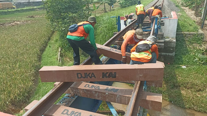 KAI Daop 2 Bandung Ganti Bantalan Rel dengan Bantalan Sintetis untuk Dukung Keberlanjutan Lingkungan. Foto: viralsumsel.com KAI Daop 2 Bandung Ganti Bantalan Rel dengan Bantalan Sintetis untuk Dukung Keberlanjutan Lingkungan. Foto: viralsumsel.com
