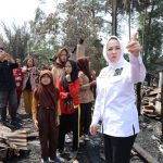 Senator Hj. Eva Susanti Berikan Bantuan untuk Korban Kebakaran di Desa Tanjung Lago, Banyuasin