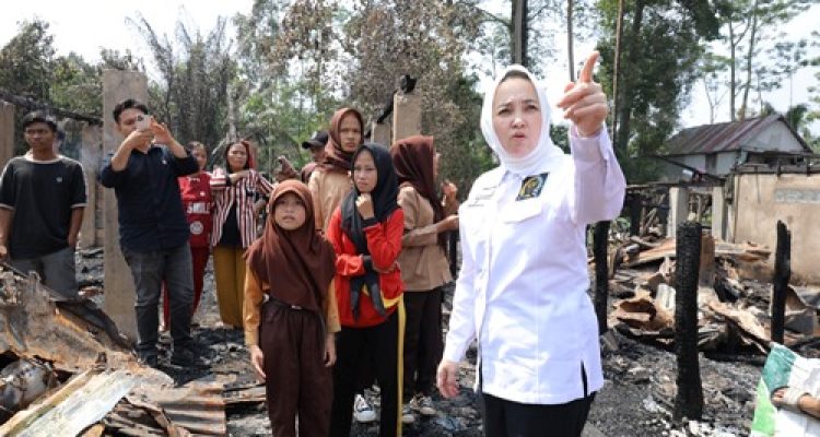 Senator Hj. Eva Susanti Berikan Bantuan untuk Korban Kebakaran di Desa Tanjung Lago, Banyuasin