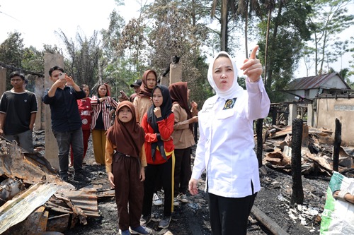 Senator Hj. Eva Susanti Berikan Bantuan untuk Korban Kebakaran di Desa Tanjung Lago, Banyuasin