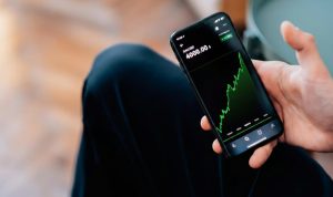 Harga emas (XAUUSD) stabil ditengah kekhawatiran shutdown AS. Foto: viralsumsel.com