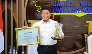 Herman Deru Raih Penghargaan Kepala Daerah Peduli Pesantren di Ajang Pesantren Award 2025