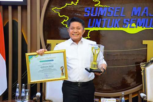 Herman Deru Raih Penghargaan Kepala Daerah Peduli Pesantren di Ajang Pesantren Award 2025