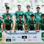 PSMS Medan kembali menunjukkan performa impresif di kandang sendiri. Tim berjuluk Ayam Kinantan sukses menaklukkan Sriwijaya FC dengan skor 3-1 pada laga pekan keempat Pegadaian Championship atau Liga 2 Indonesia 2025/2026 di Stadion Utama Sumatera Utara, Sabtu (4/10/2025). PSMS unggul lebih dulu lewat gol penalti Felipe Cadenazzi di menit ke-21. Sriwijaya FC sempat menyamakan kedudukan melalui Vieri Donny Ariyanto di menit ke-51, namun dua gol cepat dari pemain pengganti Rudi Yana di menit ke-67 dan 72 memastikan tiga poin penuh untuk tim tuan rumah. Kemenangan ini memperpanjang tren positif PSMS setelah sebelumnya juga menundukkan Sumsel United 2-0. Anak asuh Kas Hartadi kini mengoleksi dua kemenangan, satu imbang, dan satu kekalahan dari empat laga yang telah dijalani.