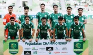 PSMS Medan kembali menunjukkan performa impresif di kandang sendiri. Tim berjuluk Ayam Kinantan sukses menaklukkan Sriwijaya FC dengan skor 3-1 pada laga pekan keempat Pegadaian Championship atau Liga 2 Indonesia 2025/2026 di Stadion Utama Sumatera Utara, Sabtu (4/10/2025). PSMS unggul lebih dulu lewat gol penalti Felipe Cadenazzi di menit ke-21. Sriwijaya FC sempat menyamakan kedudukan melalui Vieri Donny Ariyanto di menit ke-51, namun dua gol cepat dari pemain pengganti Rudi Yana di menit ke-67 dan 72 memastikan tiga poin penuh untuk tim tuan rumah. Kemenangan ini memperpanjang tren positif PSMS setelah sebelumnya juga menundukkan Sumsel United 2-0. Anak asuh Kas Hartadi kini mengoleksi dua kemenangan, satu imbang, dan satu kekalahan dari empat laga yang telah dijalani.