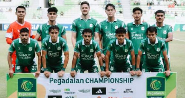 PSMS Medan kembali menunjukkan performa impresif di kandang sendiri. Tim berjuluk Ayam Kinantan sukses menaklukkan Sriwijaya FC dengan skor 3-1 pada laga pekan keempat Pegadaian Championship atau Liga 2 Indonesia 2025/2026 di Stadion Utama Sumatera Utara, Sabtu (4/10/2025). PSMS unggul lebih dulu lewat gol penalti Felipe Cadenazzi di menit ke-21. Sriwijaya FC sempat menyamakan kedudukan melalui Vieri Donny Ariyanto di menit ke-51, namun dua gol cepat dari pemain pengganti Rudi Yana di menit ke-67 dan 72 memastikan tiga poin penuh untuk tim tuan rumah. Kemenangan ini memperpanjang tren positif PSMS setelah sebelumnya juga menundukkan Sumsel United 2-0. Anak asuh Kas Hartadi kini mengoleksi dua kemenangan, satu imbang, dan satu kekalahan dari empat laga yang telah dijalani.