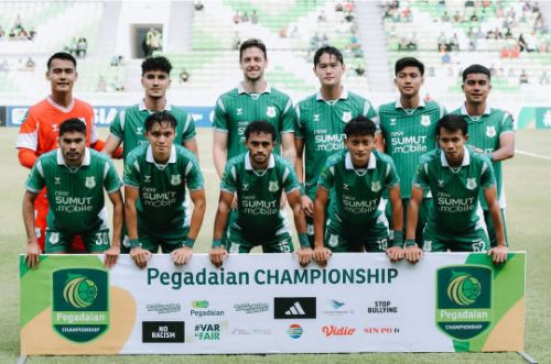 PSMS Medan kembali menunjukkan performa impresif di kandang sendiri. Tim berjuluk Ayam Kinantan sukses menaklukkan Sriwijaya FC dengan skor 3-1 pada laga pekan keempat Pegadaian Championship atau Liga 2 Indonesia 2025/2026 di Stadion Utama Sumatera Utara, Sabtu (4/10/2025). PSMS unggul lebih dulu lewat gol penalti Felipe Cadenazzi di menit ke-21. Sriwijaya FC sempat menyamakan kedudukan melalui Vieri Donny Ariyanto di menit ke-51, namun dua gol cepat dari pemain pengganti Rudi Yana di menit ke-67 dan 72 memastikan tiga poin penuh untuk tim tuan rumah. Kemenangan ini memperpanjang tren positif PSMS setelah sebelumnya juga menundukkan Sumsel United 2-0. Anak asuh Kas Hartadi kini mengoleksi dua kemenangan, satu imbang, dan satu kekalahan dari empat laga yang telah dijalani.