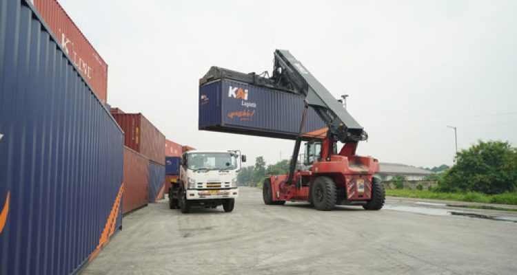 KAI Logistik Tingkatkan Kapasitas Container Yard Klari. Foto : viralsumsel.com