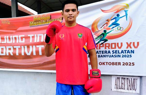 Petinju Muara Enim Deni Alha Fiqri Melangkah ke Semifinal PORPROV XV Sumsel 2025