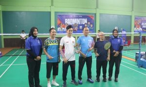 Kepala BKN Prof Zudan Puji Permainan Walikota Palembang di Lapangan Bulu Tangkis ​