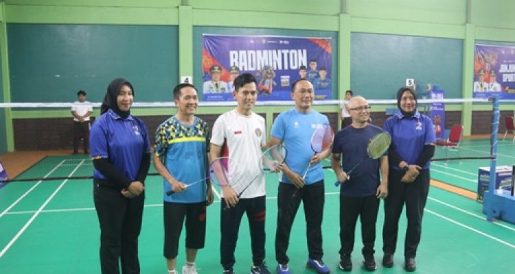 Kepala BKN Prof Zudan Puji Permainan Walikota Palembang di Lapangan Bulu Tangkis ​