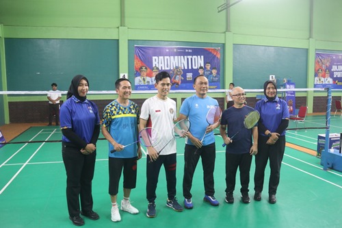 Kepala BKN Prof Zudan Puji Permainan Walikota Palembang di Lapangan Bulu Tangkis ​