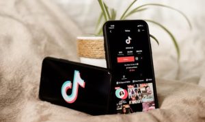 Riset: Gen Z Lebih Percaya Info Dari TikTok Daripada Google. Foto: viralsumsel.com