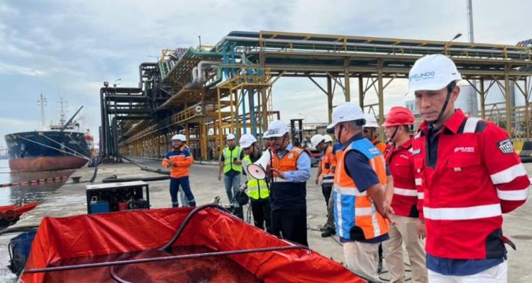 Tingkatkan Kesiapsiagaan, Pelindo Multi Terminal Branch Belawan Gelar Drill Oil Spill Response (OSR). Foto: viralsumsel.com