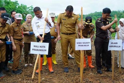 Wako Prabumulih Tanam dan Bagikan Bibit Sawit serta Karet Gratis untuk Warga
