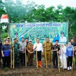 Wako Prabumulih Tanam dan Bagikan Bibit Sawit serta Karet Gratis untuk Warga