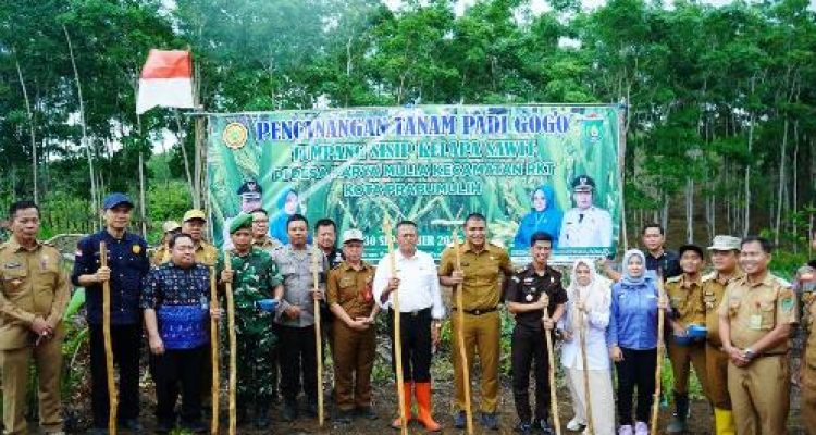 Wako Prabumulih Tanam dan Bagikan Bibit Sawit serta Karet Gratis untuk Warga
