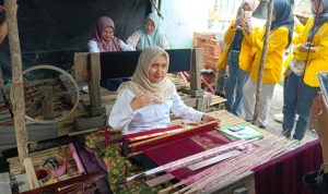 Dosen Unsri Bikin Heboh Limbang Jaya: Pengrajin Songket Diajari “Go Digital” hingga Masuk Shopee dan Instagram