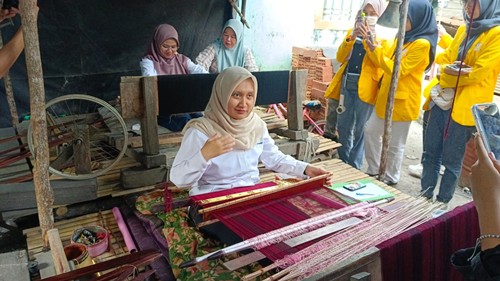 Dosen Unsri Bikin Heboh Limbang Jaya: Pengrajin Songket Diajari “Go Digital” hingga Masuk Shopee dan Instagram