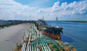 Dukung Pergerakan Industri, Pelindo Perkuat Layanan Curah Cair. Foto: viralsumsel.com Dukung Pergerakan Industri, Pelindo Perkuat Layanan Curah Cair. Foto: viralsumsel.com