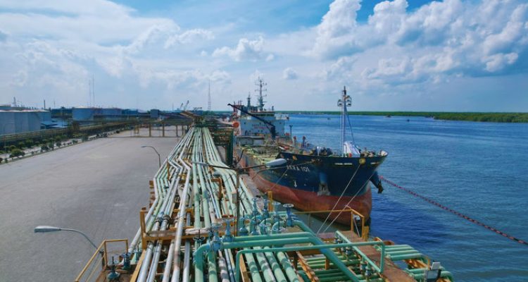 Dukung Pergerakan Industri, Pelindo Perkuat Layanan Curah Cair. Foto: viralsumsel.com