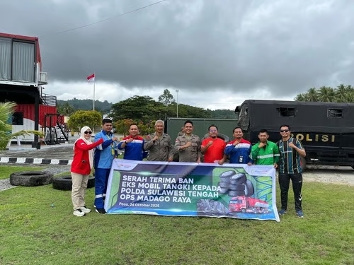 Elnusa Petrofin Lanjutkan Cegah Abrasi dengan Hibah 367 Ban Eks Mobil Tangki ke Polda Sulteng. Sumber : viralsumsel.com