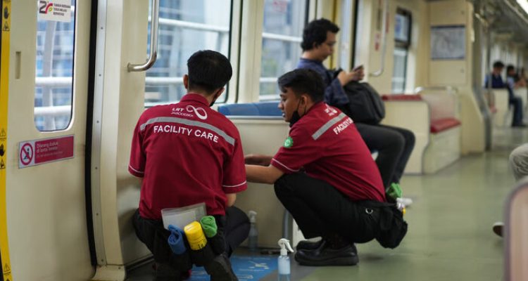 KAI Siapkan 981 Petugas untuk Pastikan Kualitas Layanan Keamanan dan Kebersihan LRT Jabodebek Terjaga. Foto: viralsumsel.com