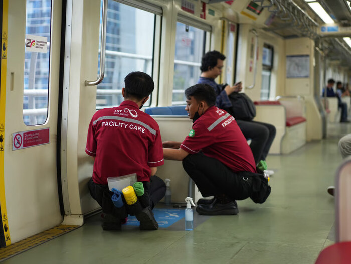 KAI Siapkan 981 Petugas untuk Pastikan Kualitas Layanan Keamanan dan Kebersihan LRT Jabodebek Terjaga. Foto: viralsumsel.com