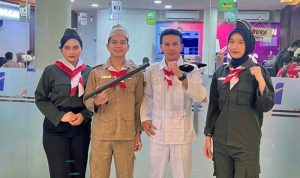 Semangat Hari Pahlawan, Frontliner KAI Daop 1 Jakarta Sapa Pelanggan dengan Kostum Pahlawan. Foto: viralsumsel.com Semangat Hari Pahlawan, Frontliner KAI Daop 1 Jakarta Sapa Pelanggan dengan Kostum Pahlawan. Foto: viralsumsel.com