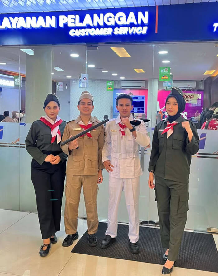 Semangat Hari Pahlawan, Frontliner KAI Daop 1 Jakarta Sapa Pelanggan dengan Kostum Pahlawan. Foto: viralsumsel.com