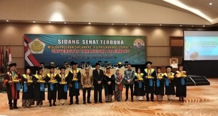 Sebanyak 294 Wisuda Sarjana ke-34 dan Magister ke-14 Universitas Tamansiswa (Unitas) Palembang mengikuti Wisuda program Sarjana Ke 34 dan Program Magister Ke-14, Universitas Taman Siswa (Unitas) Palembang, Senin (3/11/2025) di ballroom Hotel Aryaduta Palembang.
