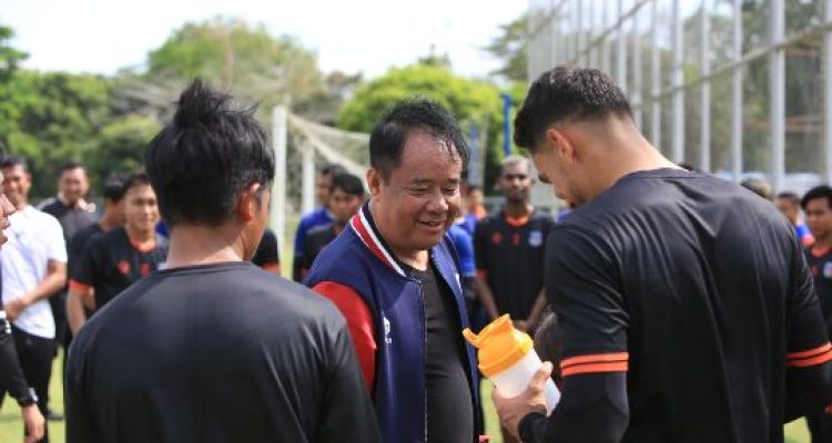 Jelang Hadapi Persiraja, Presiden Klub Sumsel United Cik Ujang Pantau Latihan dan Beri Motivasi Pemain