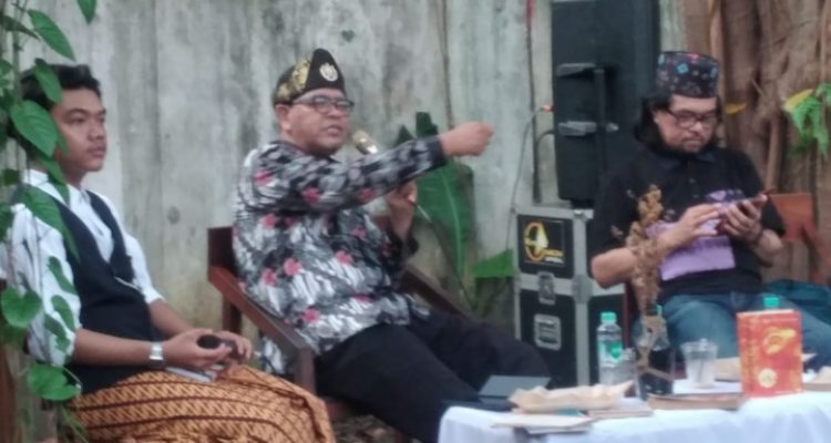 Suasana Diskusi Sastra untuk Komunitas dalam kegiatan Museum Keliling yang digelar Dinas Kebudayaan Kota Palembang, Kamis (20/11/2025) sore di Rumah Sintas di Jalan Jambu depan Masjid Maghfiroh, Palembang.