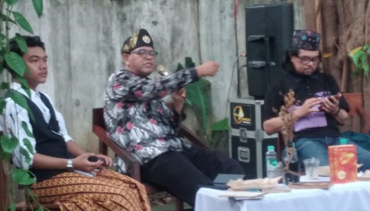 Suasana Diskusi Sastra untuk Komunitas dalam kegiatan Museum Keliling yang digelar Dinas Kebudayaan Kota Palembang, Kamis (20/11/2025) sore di Rumah Sintas di Jalan Jambu depan Masjid Maghfiroh, Palembang.