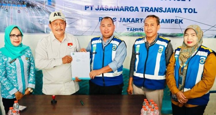 JTT Salurkan Bantuan Kebersihan untuk Warga Bekasi. Foto: viralsumsel.com