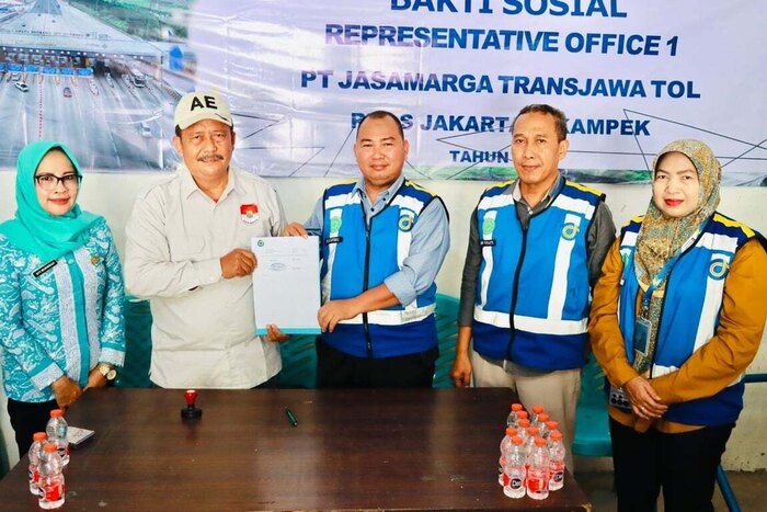 JTT Salurkan Bantuan Kebersihan untuk Warga Bekasi. Foto: viralsumsel.com