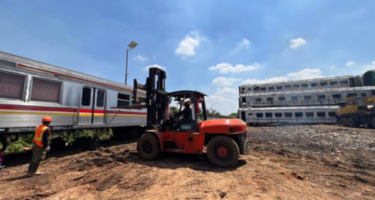 KAI Logistik Tangani Pemindahan dan Penataan 40 KRL Afkir ke TPSSK Pasirbungur. Foto : viralsumsel.com