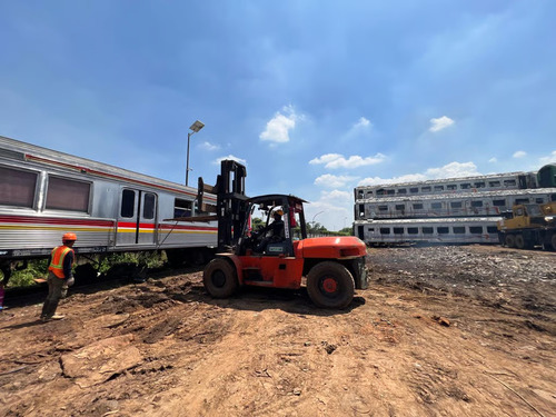 KAI Logistik Tangani Pemindahan dan Penataan 40 KRL Afkir ke TPSSK Pasirbungur. Foto : viralsumsel.com